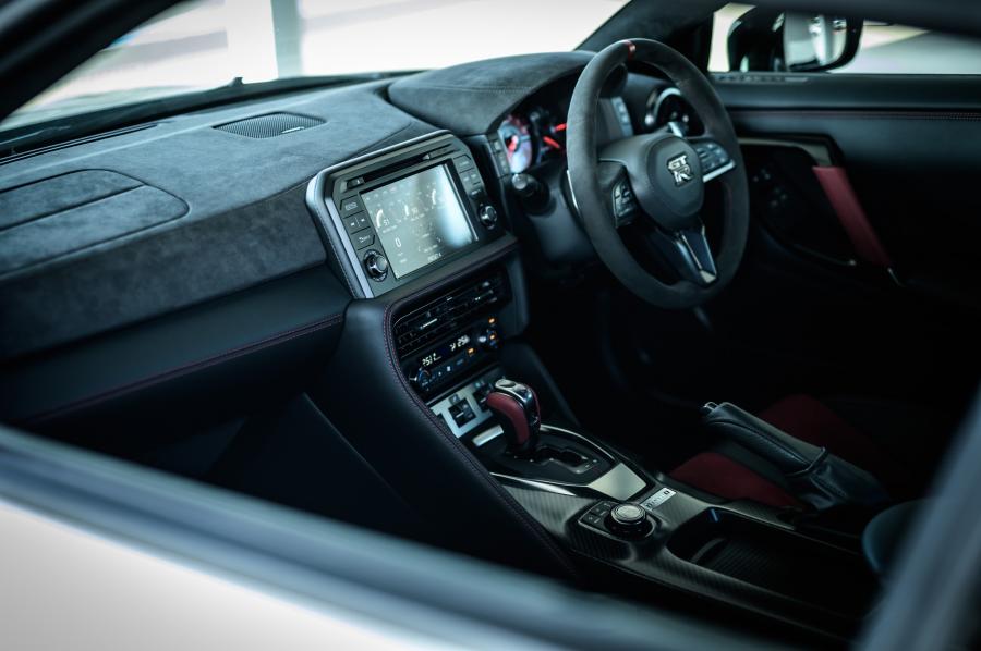 Торпедо Nissan GT-R Nismo (R35) 2019 года  (JP) (фото 14 из 27)